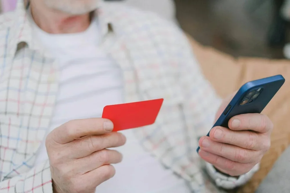 Un smartphone y una tarjeta