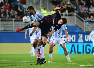 Notables y sobresalientes del Málaga: ‘los bichos’ ponen patas arriba Ipurua
